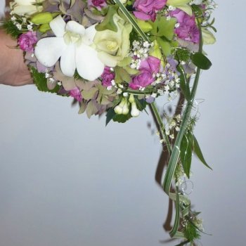 Biedermeier-Brautstrauss in Lila und weiss mit Rosen